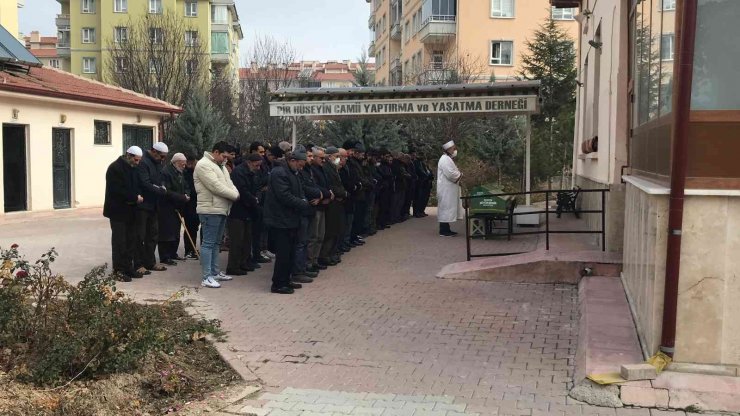 Cinnet getiren babaları tarafından öldüren kız kardeşler toprağa verildi