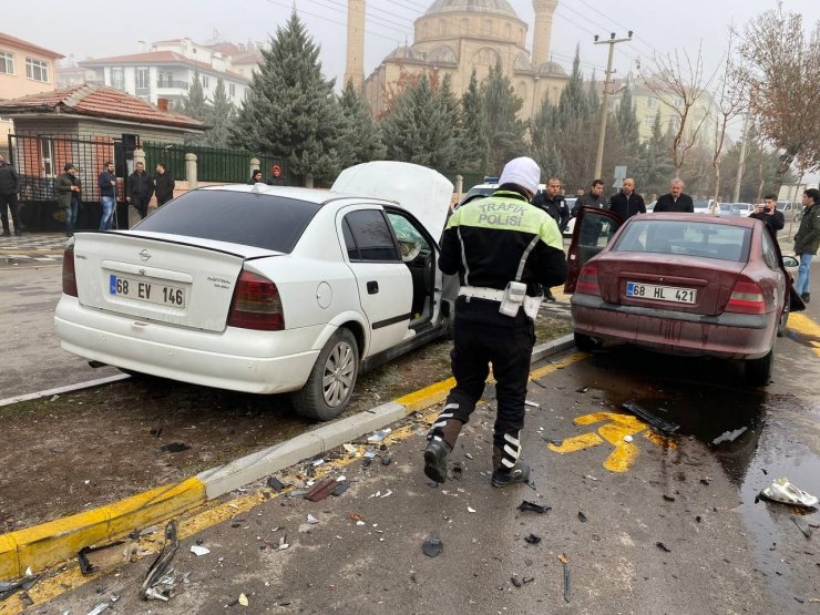 Aksaray’da 2 otomobil çarpıştı: 3 yaralı