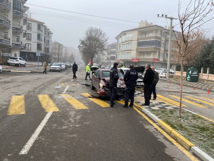 Aksaray’da 2 otomobil çarpıştı: 3 yaralı