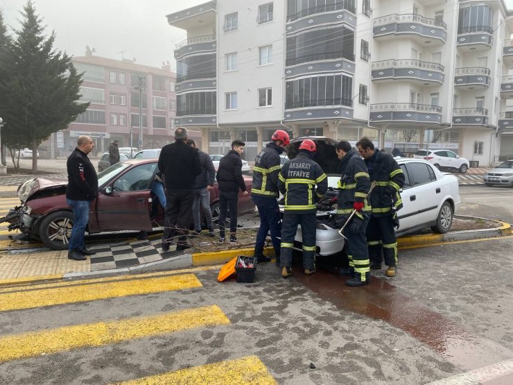 Aksaray’da 2 otomobil çarpıştı: 3 yaralı