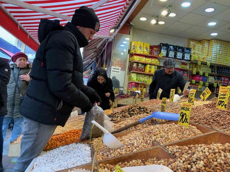 Yılbaşı öncesi tezgâhları süsleyen kuruyemişler cep yakıyor