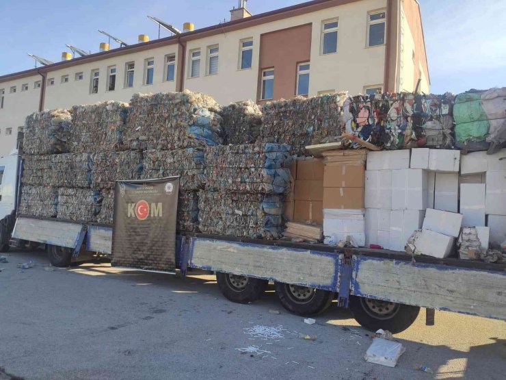 Baba ve oğlu geri dönüşüm süsü verdiği tırda kaçakçılık yaparken yakalandı