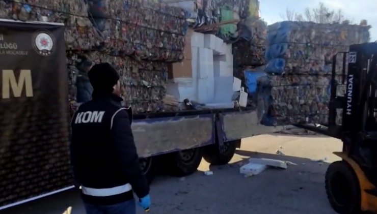 Baba ve oğlu geri dönüşüm süsü verdiği tırda kaçakçılık yaparken yakalandı