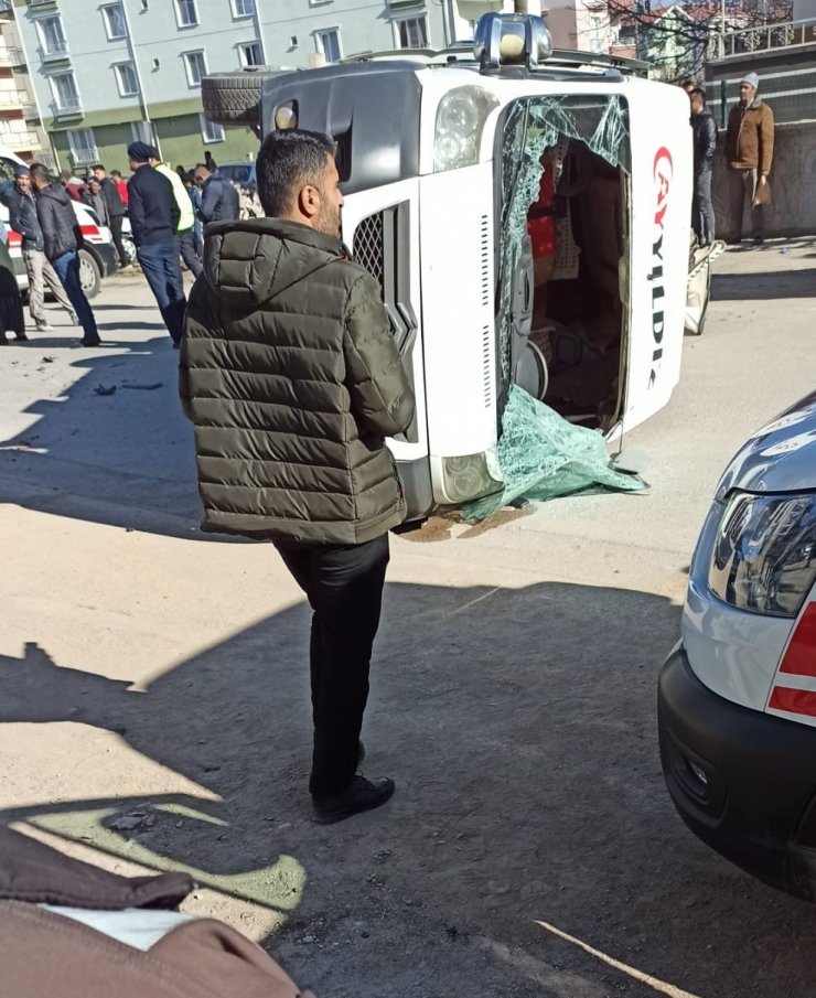 Konya’da öğrenci servisi devrildi: 6 yaralı