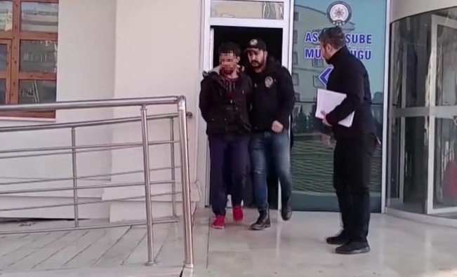 Önce güvenlik kamerasına ardından polise yakalandılar