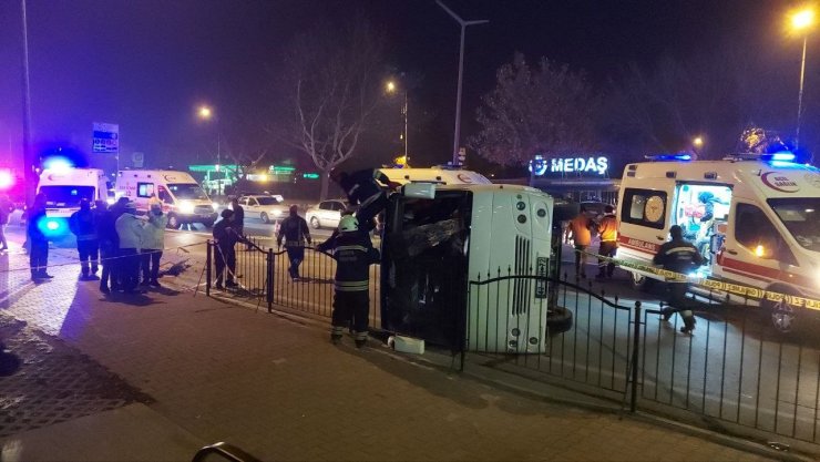 Konya’da otomobilin çarptığı midibüs yan yattı: 10 yaralı