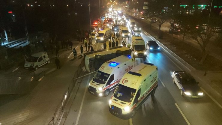 Konya’da otomobilin çarptığı midibüs yan yattı: 10 yaralı