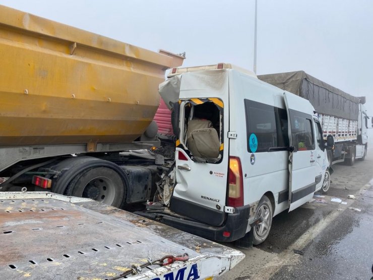 Okul servisi zincirleme kazaya karıştı: 18’i öğrenci 19 yaralı