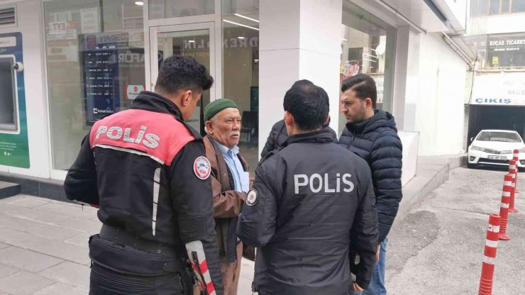 ’Dolandırıcılardan kurtaracağız’ deyip yaşlı adamı dolandırdılar