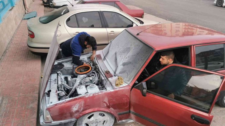 Otomobil alev aldı, sürücü kaçtı, pompacılar söndürdü