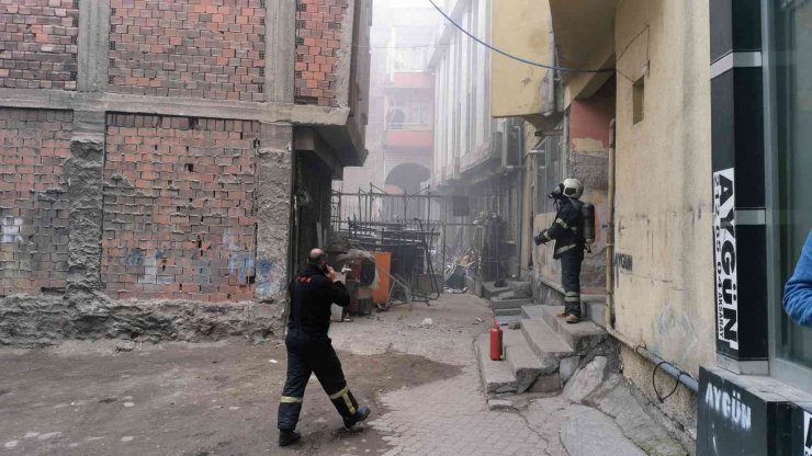 Depoda çıkan yangın itfaiye ve vatandaş seferberliğiyle söndürüldü