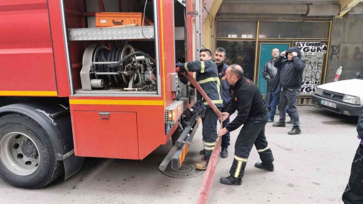 Depoda çıkan yangın itfaiye ve vatandaş seferberliğiyle söndürüldü