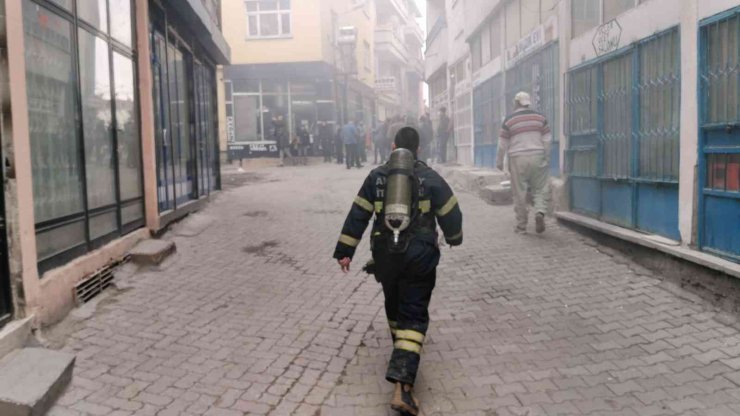 Depoda çıkan yangın itfaiye ve vatandaş seferberliğiyle söndürüldü