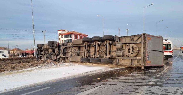 Aksaray’da tır otomobil ile çarpıştı: 5 yaralı