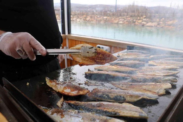 Denize kıyısı olmayan Sivas’ta teknede balık ekmek keyfi yaşanıyor