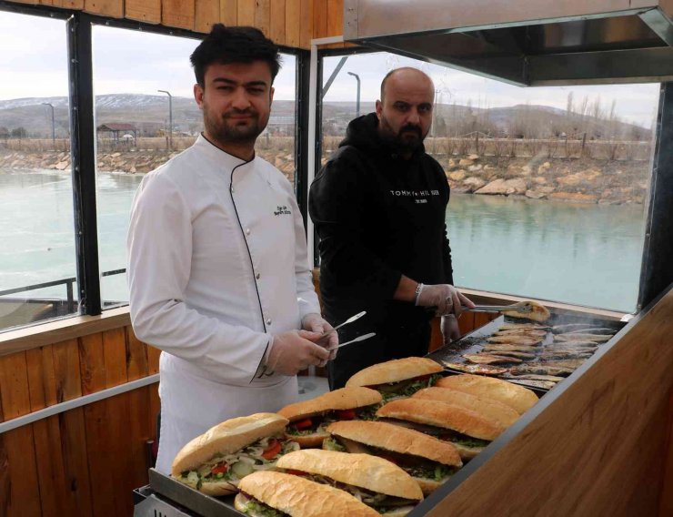 Denize kıyısı olmayan Sivas’ta teknede balık ekmek keyfi yaşanıyor