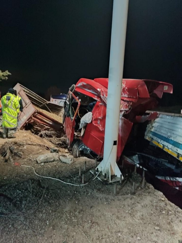 Konya’da tır traktörün römorkuna çarptı: 3 yaralı