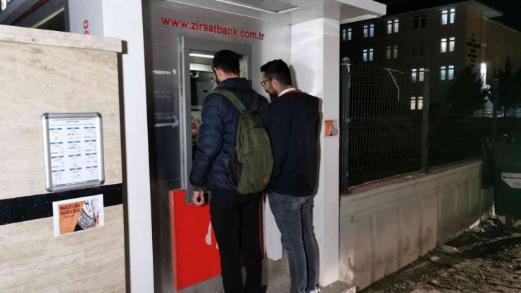 ATM önünde yerde buldukları 750 TL’yi polise teslim ettiler