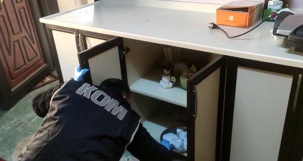 Konya’da polisin baskın yaptığı iş yerindeki dolapta tarihi eserler çıktı