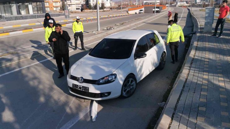 Otomobil refüjdeki rögar kapağına çarptı: 1 yaralı