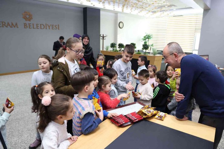 Başkan Kavuş çocuklarla şivlilik topladı