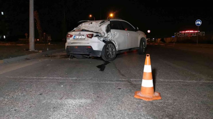 Kalp krizi geçiren eniştesini hastaneye götürürken kaza yaptı: 3 yaralı