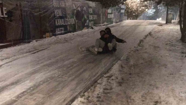 Konya’da naylon poşetli kayak keyfi