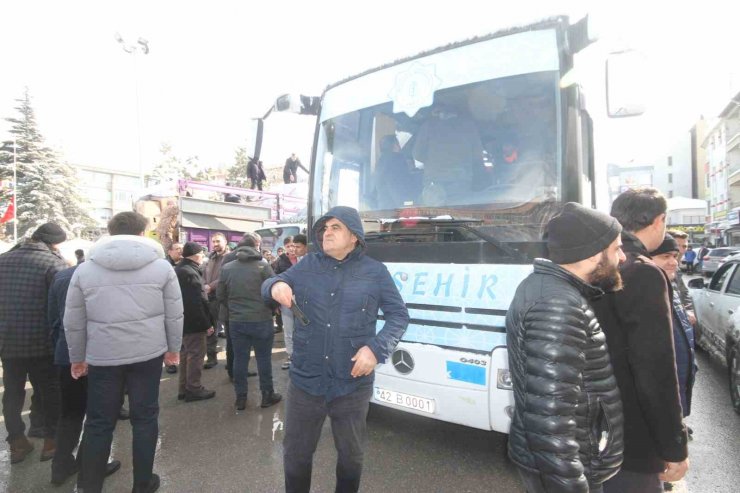 Beyşehir’den Hatay’a 6 tır dolusu yardım malzemesi ve 2 otobüs gönüllü dualarla yola çıktı