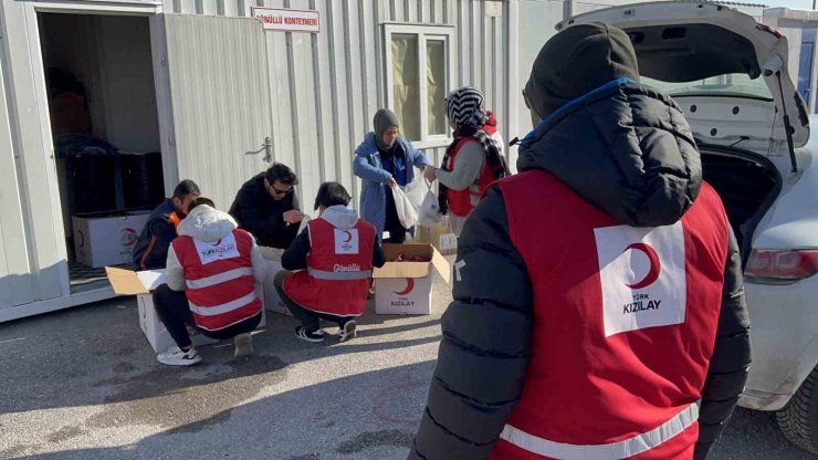 Aksaray’da AFAD ve Kızılay’dan depremzedelere kumanya desteği