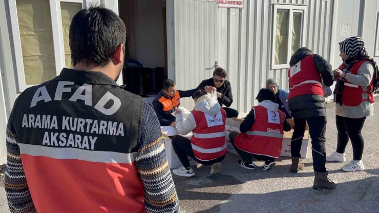 Aksaray’da AFAD ve Kızılay’dan depremzedelere kumanya desteği