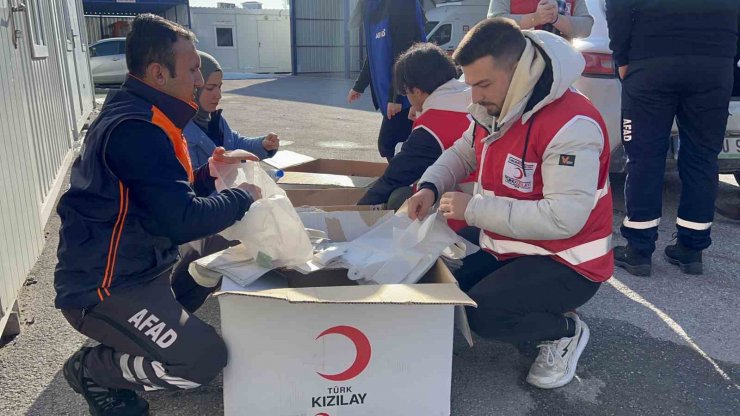 Aksaray’da AFAD ve Kızılay’dan depremzedelere kumanya desteği