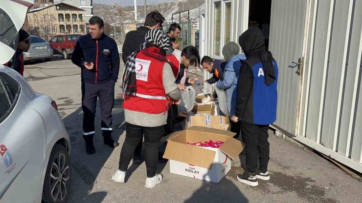 Aksaray’da AFAD ve Kızılay’dan depremzedelere kumanya desteği