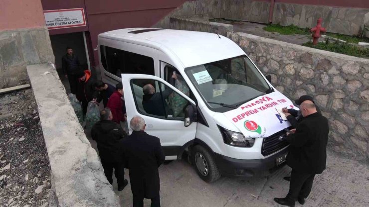 Okulda deprem bölgesi için 24 saat kesintisiz ekmek üretiyorlar