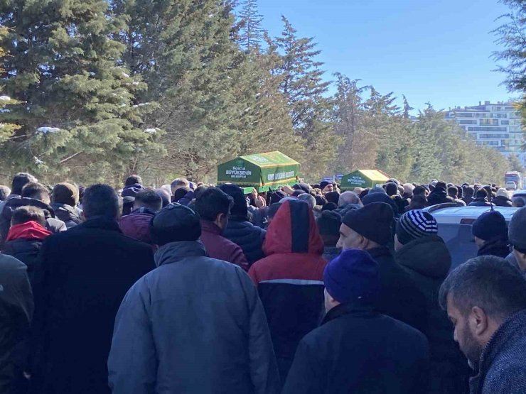 Depremde hayatını kaybeden anne ve çocuğuna acı veda