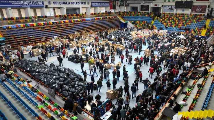 Selçuklu’dan Hatay’a 52 tır yardım malzemesi gönderildi