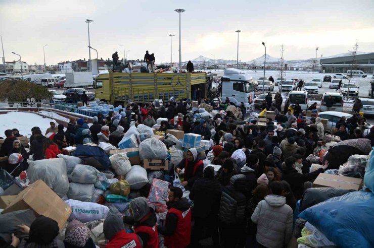 Selçuklu’dan Hatay’a 52 tır yardım malzemesi gönderildi