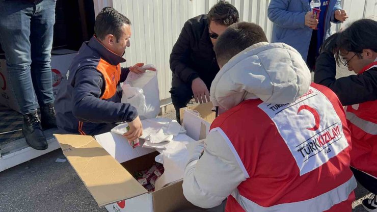 Aksaray’da AFAD ve Kızılay’dan depremzedelere kumanya desteği