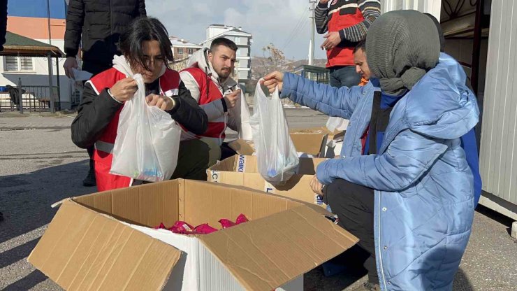 Aksaray’da AFAD ve Kızılay’dan depremzedelere kumanya desteği