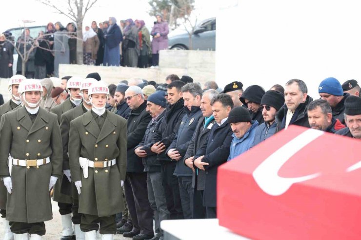 Depremde kaldığı otelin yıkılması sonucu vefat eden Aksaraylı asker toprağa verildi