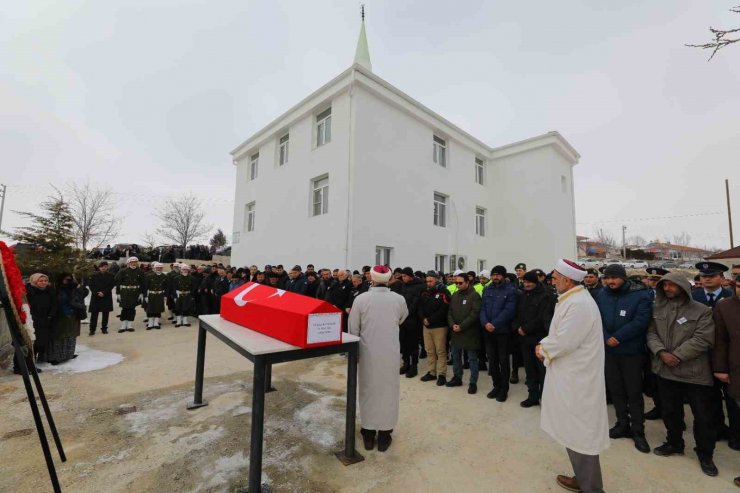 Depremde kaldığı otelin yıkılması sonucu vefat eden Aksaraylı asker toprağa verildi