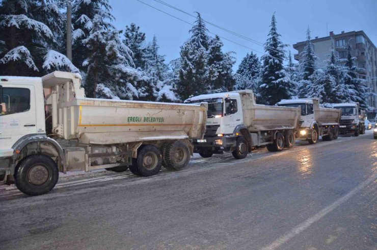 Ereğli Belediyesi depremin yaralarını sarmak için her yerde