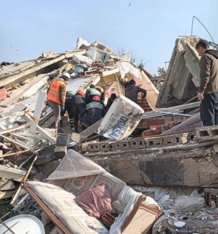 Karatay Belediyesi tüm imkanlarıyla deprem bölgesinde