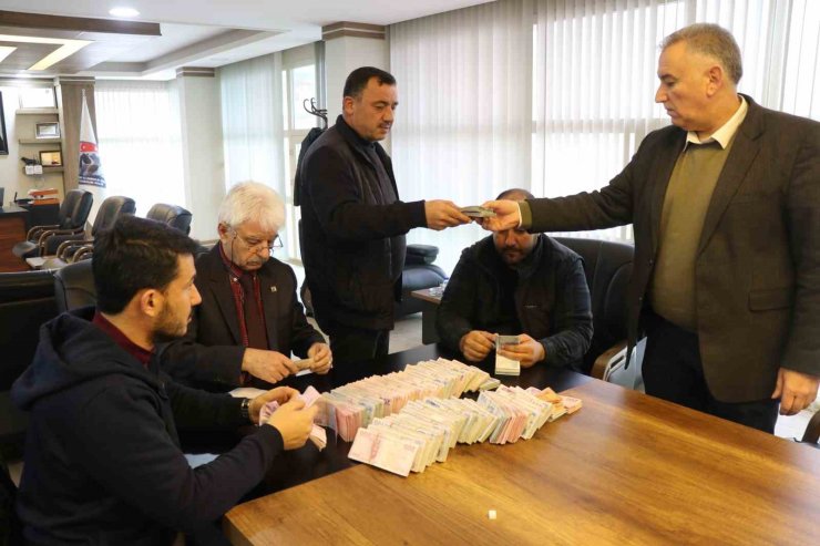 Aksaray’daki süt üreticilerinden deprem bölgesine 1 milyon lira yardım