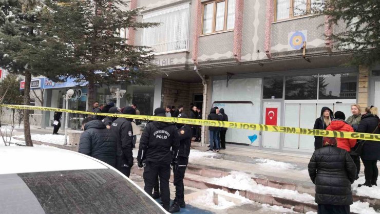 Aksaray’da depremden etkilenen ağır hasarlı 5 katlı bina tahliye edildi