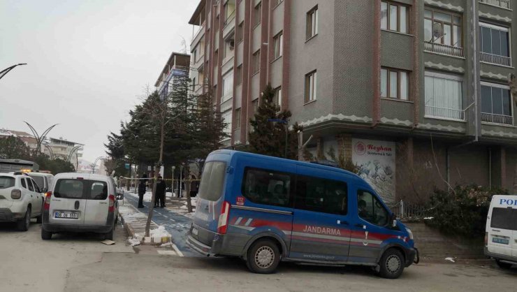 Aksaray’da depremden etkilenen ağır hasarlı 5 katlı bina tahliye edildi