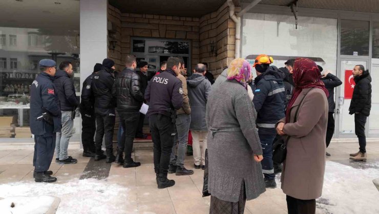 Aksaray’da depremden etkilenen ağır hasarlı 5 katlı bina tahliye edildi