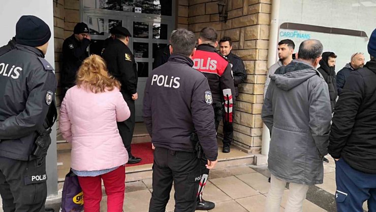 Aksaray’da depremden etkilenen ağır hasarlı 5 katlı bina tahliye edildi