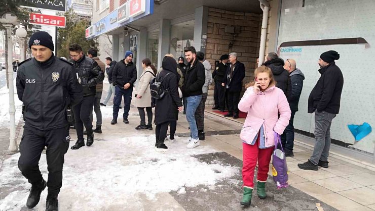 Aksaray’da depremden etkilenen ağır hasarlı 5 katlı bina tahliye edildi