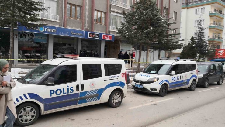 Aksaray’da depremden etkilenen ağır hasarlı 5 katlı bina tahliye edildi