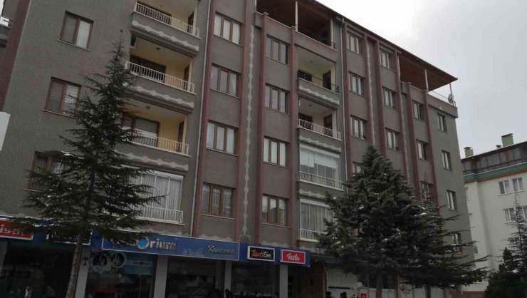 Aksaray’da depremden etkilenen ağır hasarlı 5 katlı bina tahliye edildi